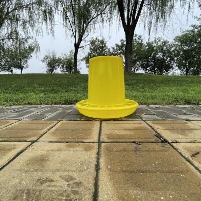 中国 Durable Plastic Round Poultry Feed Bucket for Fowls plastic material extreme temperatures  poultry farmer 販売のため