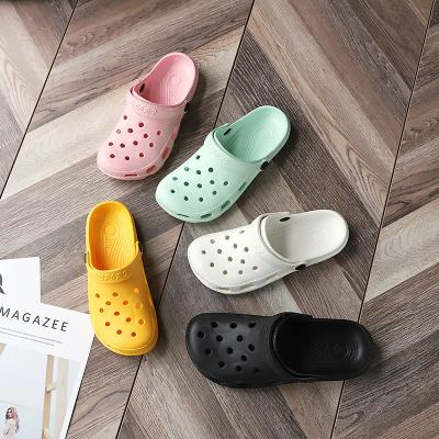 China 2023 fashion trend men's and women's hole shoes in the new summer version of the breathable slippers couples non-slip sandals drifting beach slippers for sale