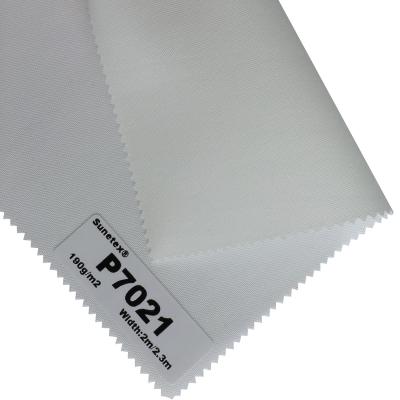 Chine Tissu 100% léger de polyester de couleur solide pour des abat-jour de rouleau de rideau en fenêtre à vendre