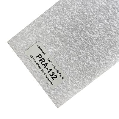 Chine Meilleure qualité polyvalente translucide 100% polyester semi-noirissement volets à rouleaux Tissu pour la décoration de fenêtre à vendre