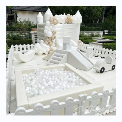 China Zulässiger Passagier 5-10 Kinder Weiße Spielplatzgeräte Aufblasbare Soft Play Ball Pool Pit mit Rutsche zu verkaufen