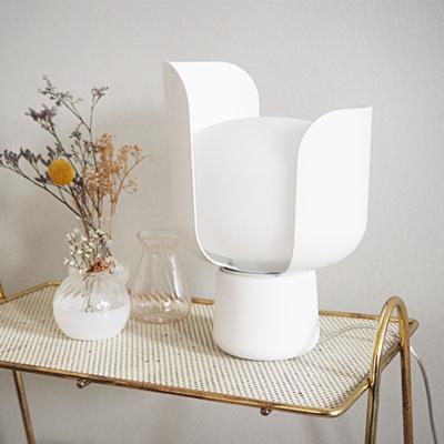 China 2022 New Design Nordic Modern Creative Petal Petal Modern Rotating Table Lamp Living Room Bedroom Bedside Desk Lights Contemporary for sale