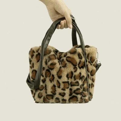 China Simple Fashion One Shoulder Messenger Bag Women Tote Bag Handbags New Style Winter Fashion Faux Fur Leopard Handbag for sale