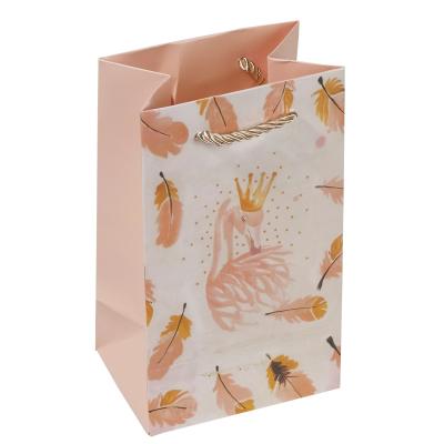 China Pink Christmas Gift Paper Packaging Bags Custom With Logos en venta