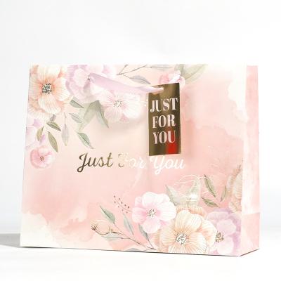 Chine customized printed wholesale kraft printed shopping large paper gift bags with handles for sale à vendre