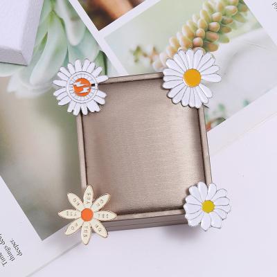 China Fashionable Small Daisy Brooch Korean Style Sun Flower Badge Clothing Accessories Exquisite Chrysanthemum Gift for Ladies Girls Women Men for sale