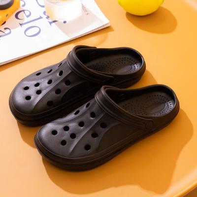 Cina Hot Sale Summer Men'S And Women'S Hole Shoes New Version Ventilation Hole Non-Slip Sandals Beach Slipper Slippers in vendita