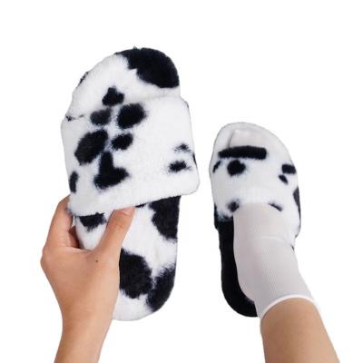 China Wholesale European And American Style Fashion Black And White Spotted Pattern Plush Flat Bottom Women'S Slippers à venda