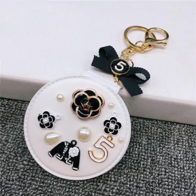 China New Arrivals Diameter 8cm Mirror Key Chain 2021 Luxury Round Leather Makeup Mirror Key Indicator For Girls for sale