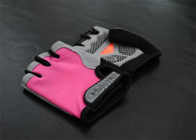 China Breathable wrist-supported gym gloves for women offer durability and comfort during workouts. for sale