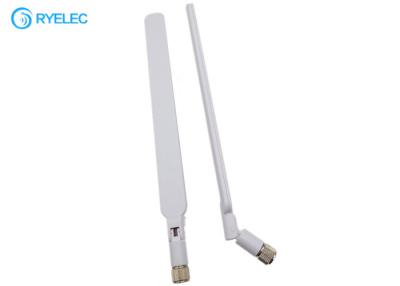 China antena de borracha 4g Lte do chicote branco de 5dbi com o homem de Sma do giro para o router do rádio 4g à venda