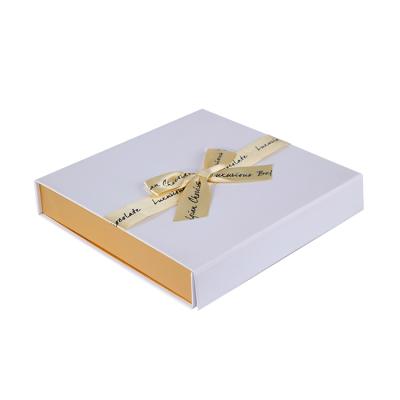 China Recycled Materials Chocolate Folding Box Gift Folding Paper Box With Magnetic for sale