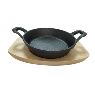 China Sustainable Factory Cast Iron Round Sizzler Sizzler Dish With Two Handle With Wooden Tray For Outdoor Oven for sale