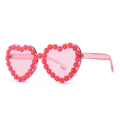 China For New 2022 UV400 Fashion Plastic Heart Shape Party And Birthday Design Sun Glasses Sunglasses For Women for sale