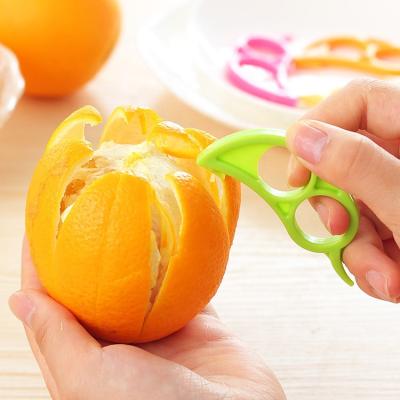 China Viable Home Plastic Peeler Tools Kitchen Instruments Open Orange Mouse Style Barker for sale