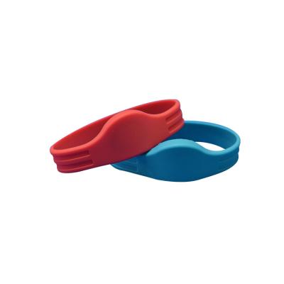 China Low cost 125khz silicone rfid waterproof/waterproof wristband for swimming pool, water park, children's park for sale