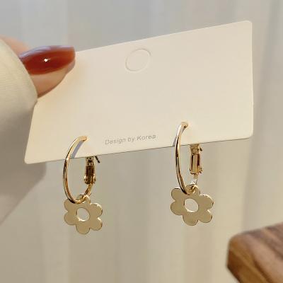 China 2021 Trendy Simple Shiny Gold Plated Flower Huggie Flower Earring Golden Small Circle Earrings for sale