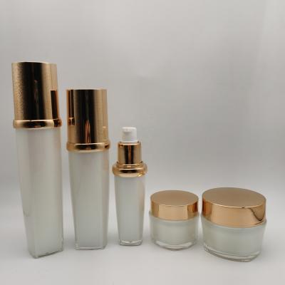 China Personal Care Products 30ml Gold Luxury Cosmetic Set Round Acrylic Pump Bottle And Cream Jar for sale