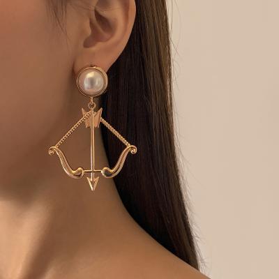 China FASHIONABLE Hiphop Popular Geometric Alloy Alloy Drop Earrings Cupid's Arrow Statement Jewelry Imitation Pearl Stud Earring for sale