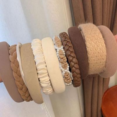 China Fashion Accessories Wholesale Autumn Winter Girls Fabric Knot Hair Accessories High Crest Sponge Headband Leather Twist Pearl Hair Bands For Women for sale