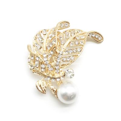 China Antique Rhinestonel+alloy diamond leaves broocsh with gold color for sale and use on classic lady wear or wedding cards for sale