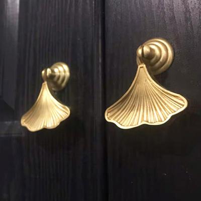 China Modern Gold Leaf Brass 1 Piece Handles Furniture Cabinet Pulls Luxury Wardrobe Dresser Closet Cabinet Drawer Pulls Knobs for sale