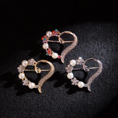 China Wholesale Popular Women Charm Jewelry Alloy Heart Shape Brooch Rose Gold Rhinestone Pearl Scarf Silk Brooch for sale