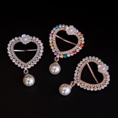 China Popular New Design Fashion Charm Heart Shape Pearl Rhinestone Scarf Buckle Brooch Pin for sale