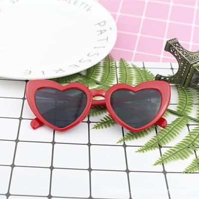 China Fashionable Sunglasses UV400 2022 Heart Shades Black Ladies Sunglasses Wholesale for sale