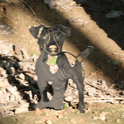 Cina Il metallo resistente del giardino del tempo orna la forma del cane di iarda della decorazione in vendita