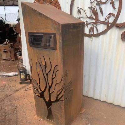 China Caja de cartas de escultura de acero corten al aire libre personalizada con artesanía de pulido en venta