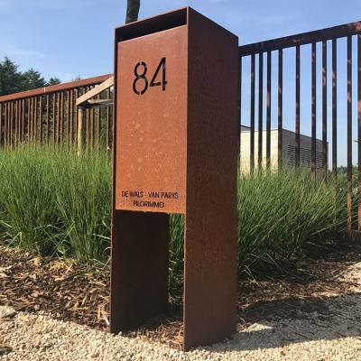 China Caja de cartas de metal Corten Escultura de jardín de acero llamativa para espacios al aire libre en venta