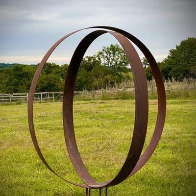 China Rusty Outdoor Corten Steel Sculpture Lijn Kruisvorm Rustieke Ringen Tuin Centrum Te koop