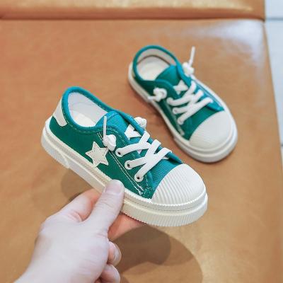 China Solid Color Boys Girls Canvas Shoes Walking Shoes sh12583a 2022 MOQ 5 Pairs Student Flat Sports Shoes for sale