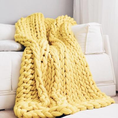 China Soft Fine 100% Hand Made Portable and Smooth Bed Sofa Bedroom Or Home Decor Chunky Knit Blanket Chunky Blanket Knitted Weighted Blanket for sale