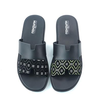 China Outdoor slippers PVC hollow out  women flat sandals new design home fashion trend casual indoors non-slip ladies slippers for sale