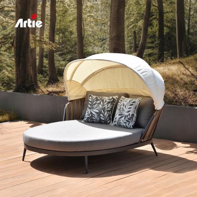 China Eco-freindly Artie Luxury Patio Furniture Garden UV Resistant PE Wicker Around Outdoor Daybed With Canopy for sale