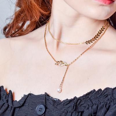 China Custom Wholesale Romantic Heart Necklaces 18K Gold Plated Jewelry Metal Bracelet An Arrow Through A Heart Necklace for sale