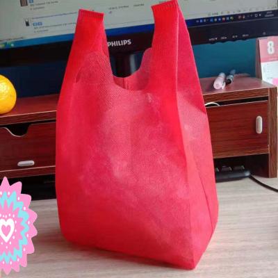 China 30gsm 16*30*9cm Eco - Friendly Non Woven Red T Shirt Bag Shopping Gift Bags for sale