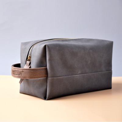 China Fashion Wholesale Canvas Makeup Bag Vanity Case Custom Logo Toiletry Bag Men Travel Cosmetic Bag With Handle For Men for sale