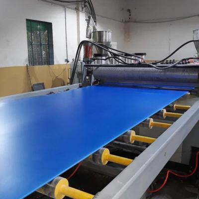 China Línea de producción de cartones de espuma de WPC de 500 kg/h Línea de extrusión de cartones de espuma de PVC de 1220 mm en venta