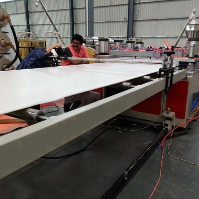 China Productielijn voor WPC-PVC-verwerkte plasticschuimplaten met 6 M-kalibratietafellengte en twee schroeven Te koop