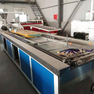 China Kunststoffprofil-Extrusionsmaschine für WPC-Deckenwandplatten-Produktionslinie/PVC-Wandplattenherstellungsmaschine zu verkaufen