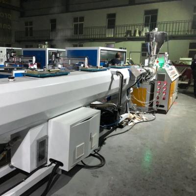 Chine 20000 KG Output Plastic Pipe Extrusion Machine with 50-120mm Screw Diameter and 38CrMoAIA Barrel Material à vendre