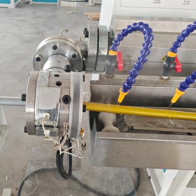 China Proceso de extrusión Máquina para la fabricación de tuberías reforzadas con fibra de PVC para el procesamiento de tuberías grandes en venta