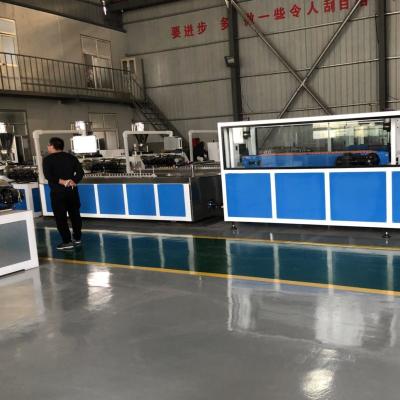 China Individuelle UPVC-Türrahmenlinie mit computergestütztem und SJSZ 55/120 Twin Conical Screw Extruder zu verkaufen