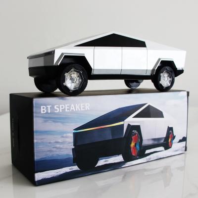 China Tesla Cybertruck Dentes azuis alto-falante luzes RGB Modelo de carro 15W Carregador sem fio Carregador Forma de carro alto-falante com BT/FM/TF/USB/AUX à venda