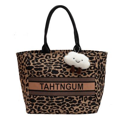 China PORTABLE Leopard Tote Bag Large Capacity Portable One Shoulder Letter Canvas Bag for sale