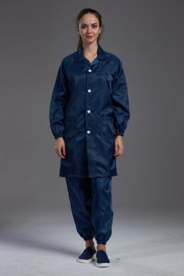 China Delantal estático anti reutilizable Labcoat del ESD del recinto limpio azul marino con el tenedor conductor de la pluma de la fibra en venta