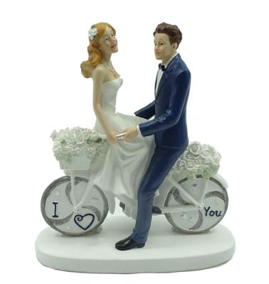 China Wedding Souvenir Resin Wedding Souvenir Wedding Couples Bicycle Riding Figurine for sale